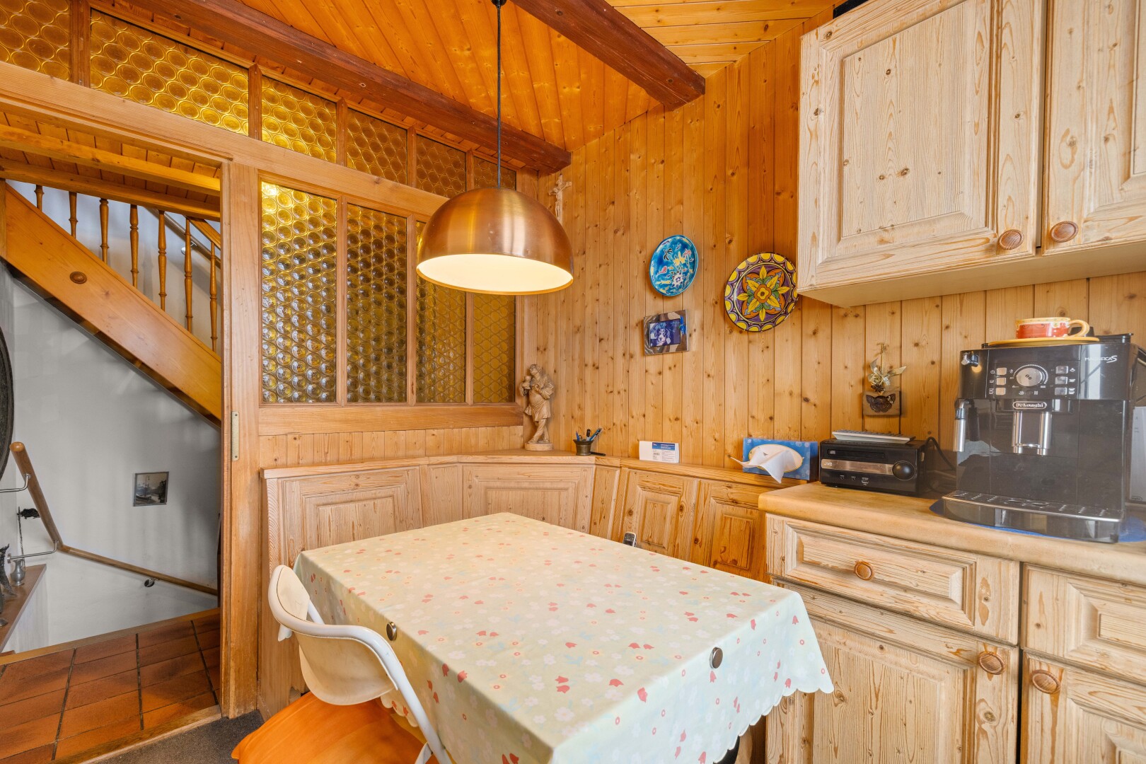 salle à manger avec inside property, escaliers, wood wall, et mur en bois