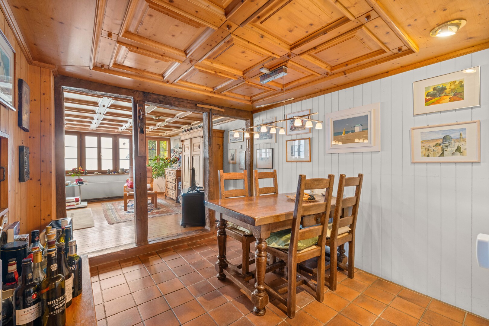 salle à manger avec inside property, mur en bois, wood wall, lumière naturelle, et natural light