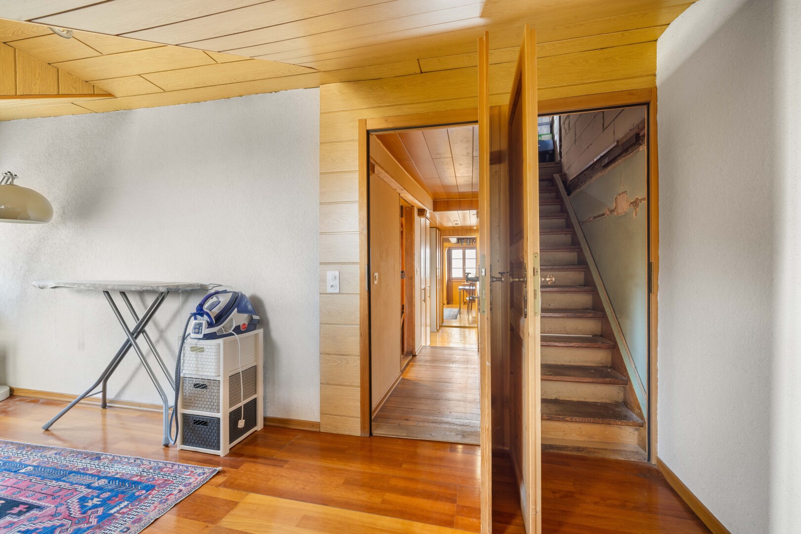 escaliers avec escaliers, plafond en bois, wood ceiling, inside property, et sol en finition bois