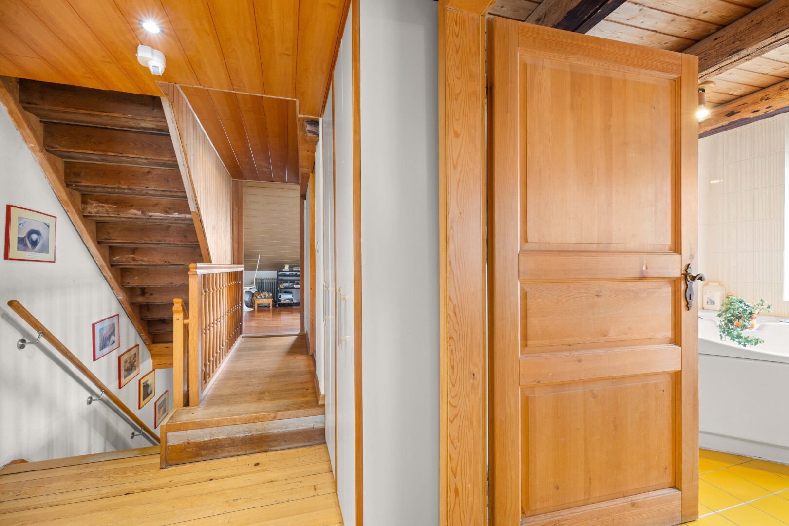 couloir avec escaliers, wood ceiling, plafond en bois, palier à l'étage, et inside property