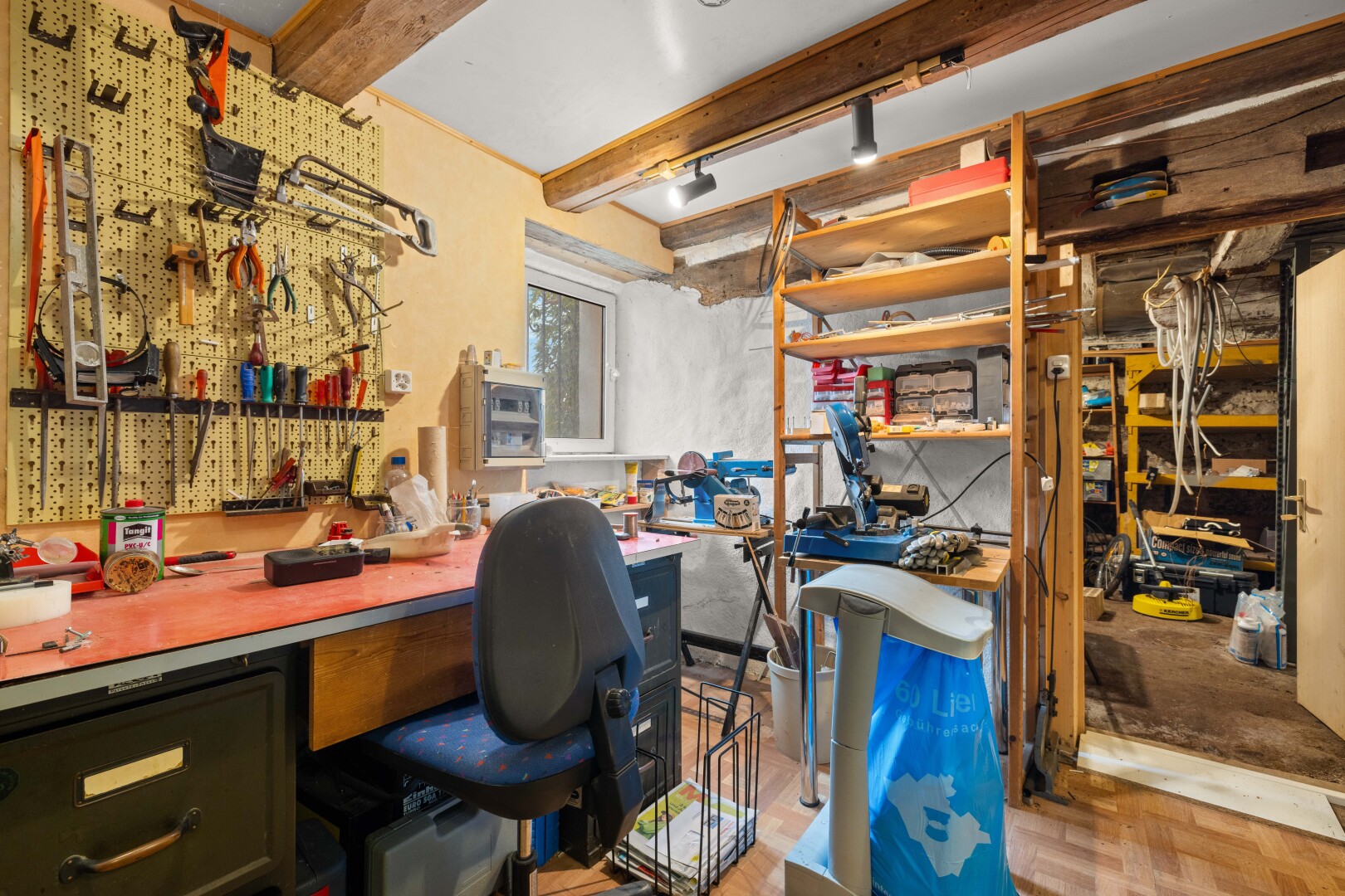 bureau avec atelier, inside property, wood finish floor, et sol en finition bois