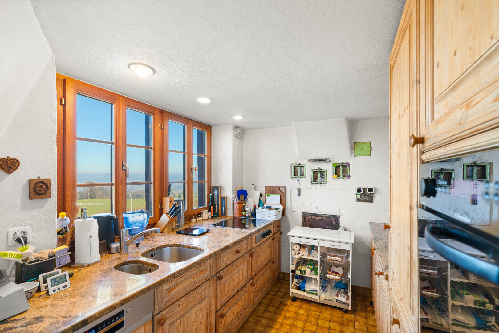 cuisine avec four, inside property, light countertops, stone countertops, et plans de travail en pierre