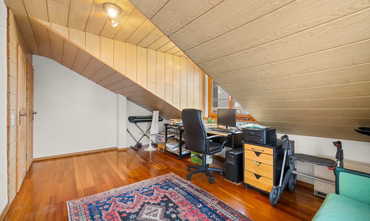 bureau avec plafond en bois, wood ceiling, pièce supplémentaire, plafond voûté, et vaulted ceiling