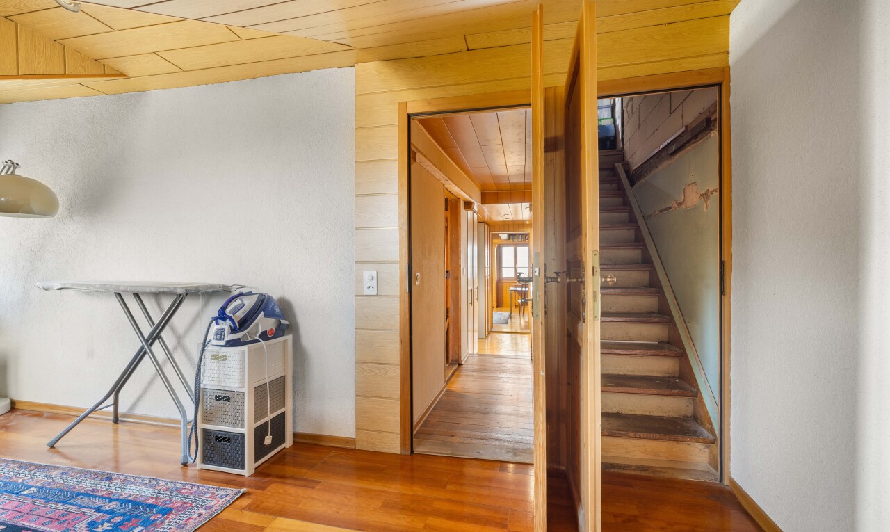escaliers avec escaliers, plafond en bois, wood ceiling, inside property, et sol en finition bois