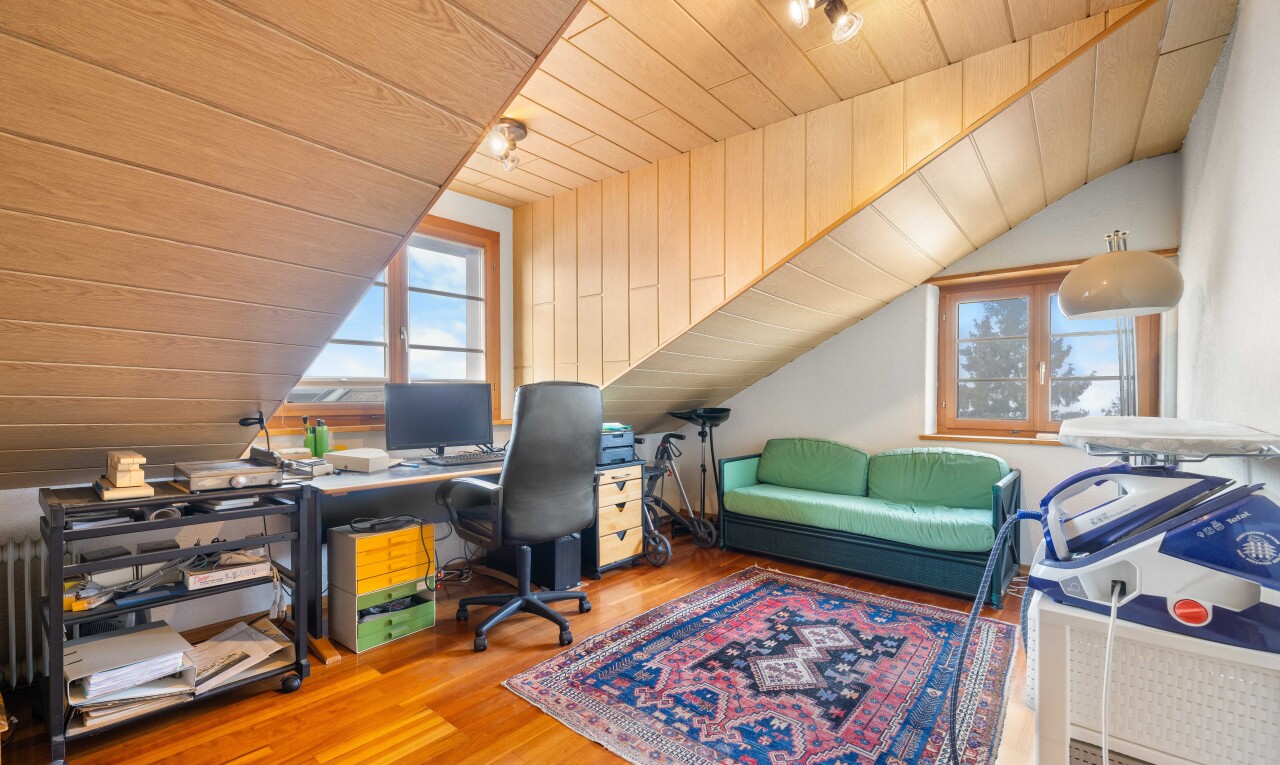 büro mit zusätzliches zimmer, holzdecke, wood ceiling, dachschräge, und vaulted ceiling
