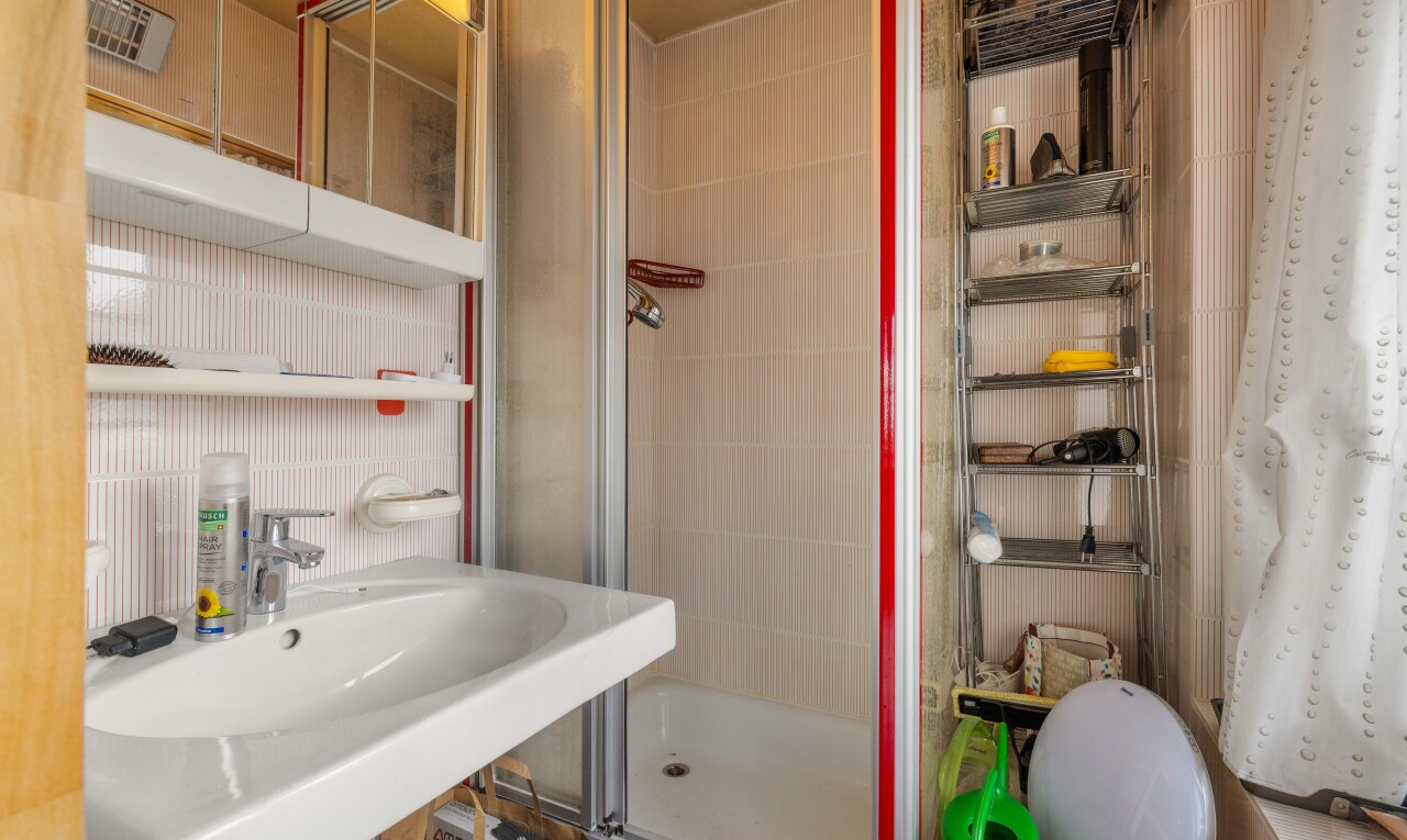 salle de bains avec salle de bain complète, douche, inside property, miroir, et ventilation