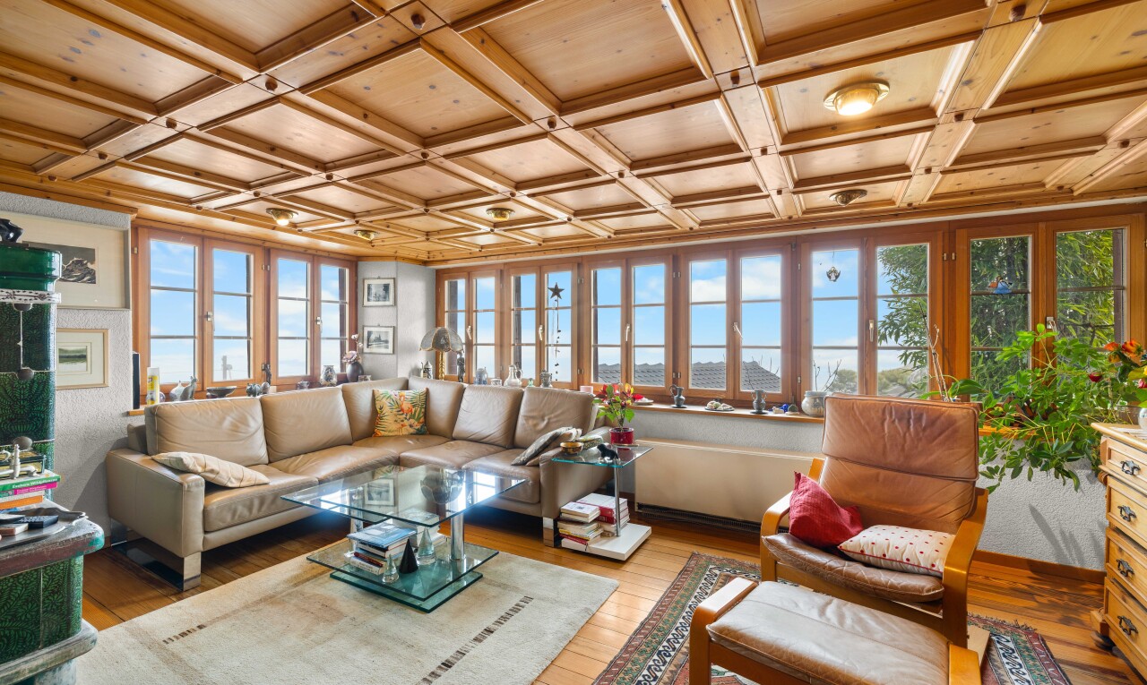 salon avec day time, plafond à caissons, coffered ceiling, sol en finition bois, et wood finish floor