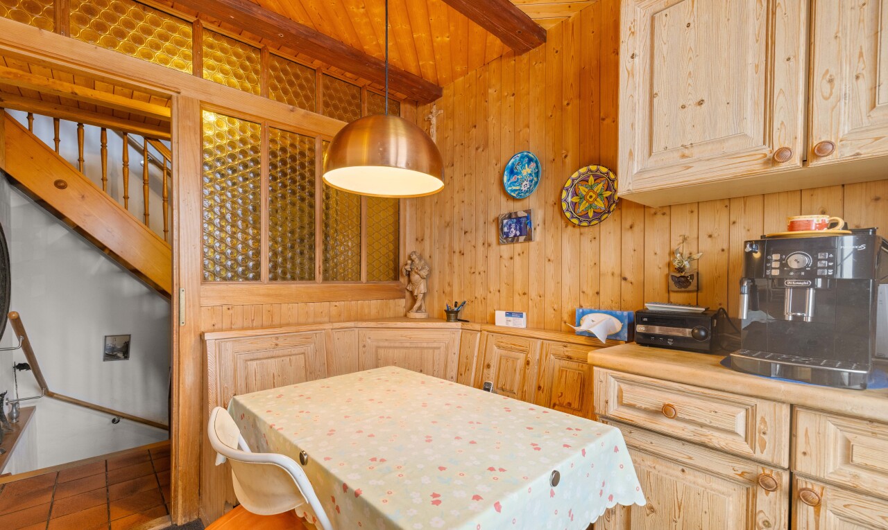 esszimmer mit inside property, treppen, wood wall, und holzwand