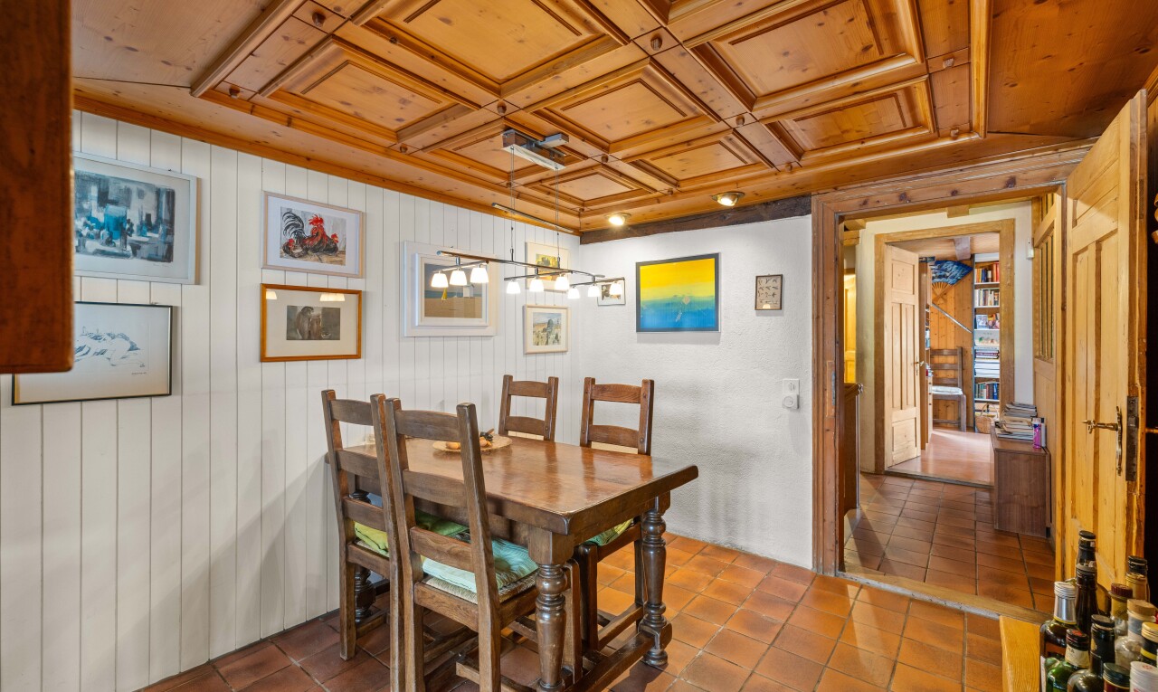 salle à manger avec coffered ceiling, plafond à caissons, inside property, wood wall, et mur en bois