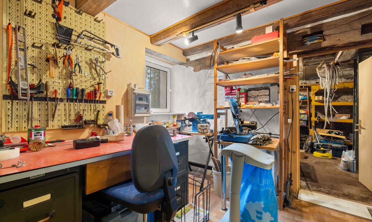 büro mit werkstatt, inside property, wood finish floor, und holzfußboden