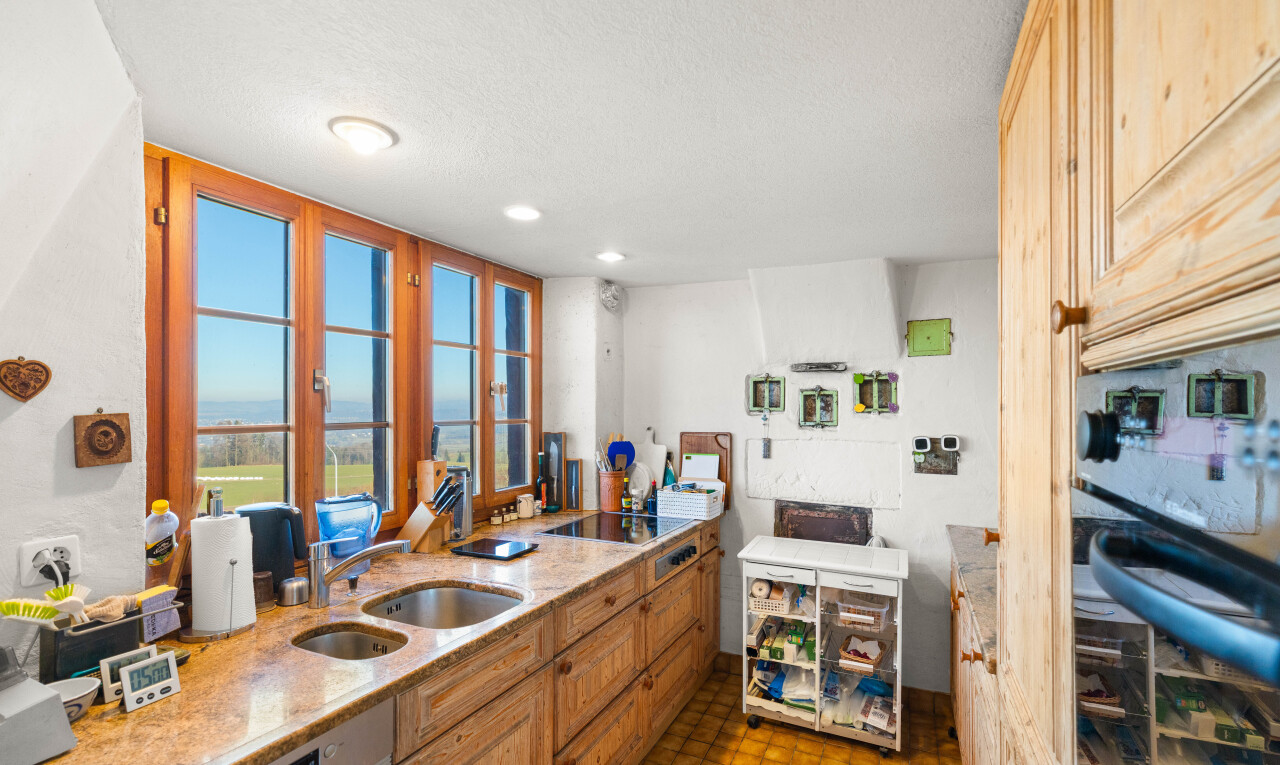 cuisine avec four, inside property, light countertops, stone countertops, et plans de travail en pierre
