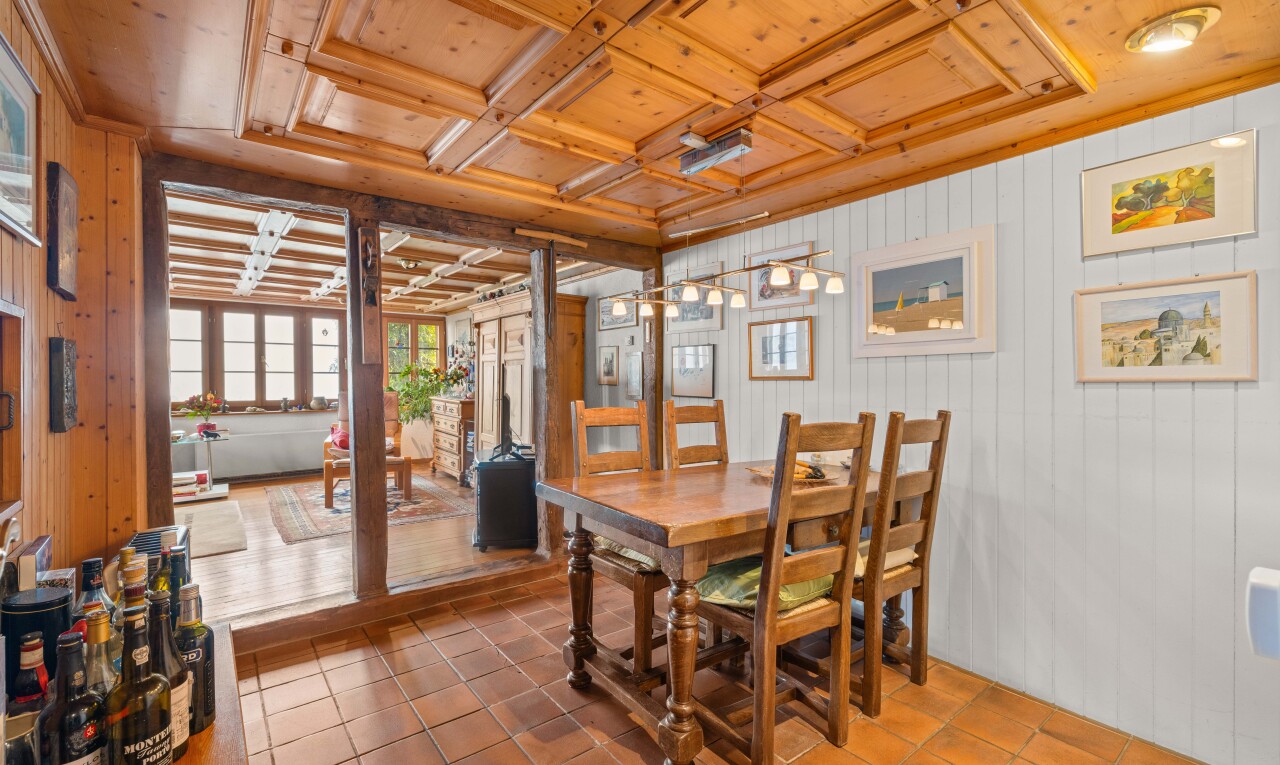 salle à manger avec inside property, mur en bois, wood wall, lumière naturelle, et natural light