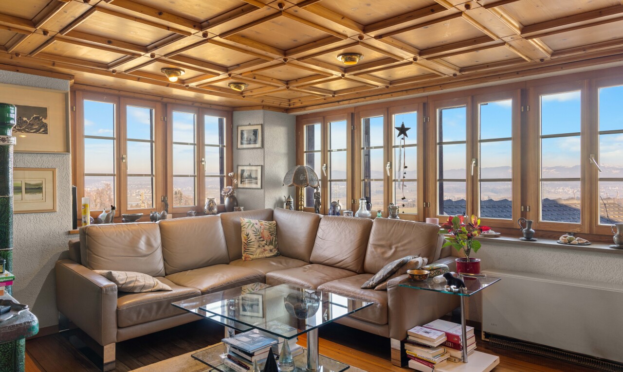 salon avec coffered ceiling, plafond à caissons, wood finish floor, sol en finition bois, et inside property