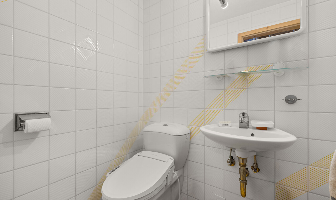 bad mit spiegel, gäste-wc, toilette, fliesenwand, und tile wall