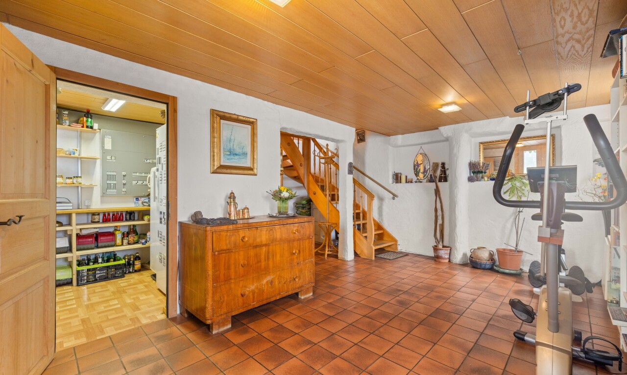 fitnessstudio mit wood ceiling, holzdecke, inside property, drywall, und gipskartonwand