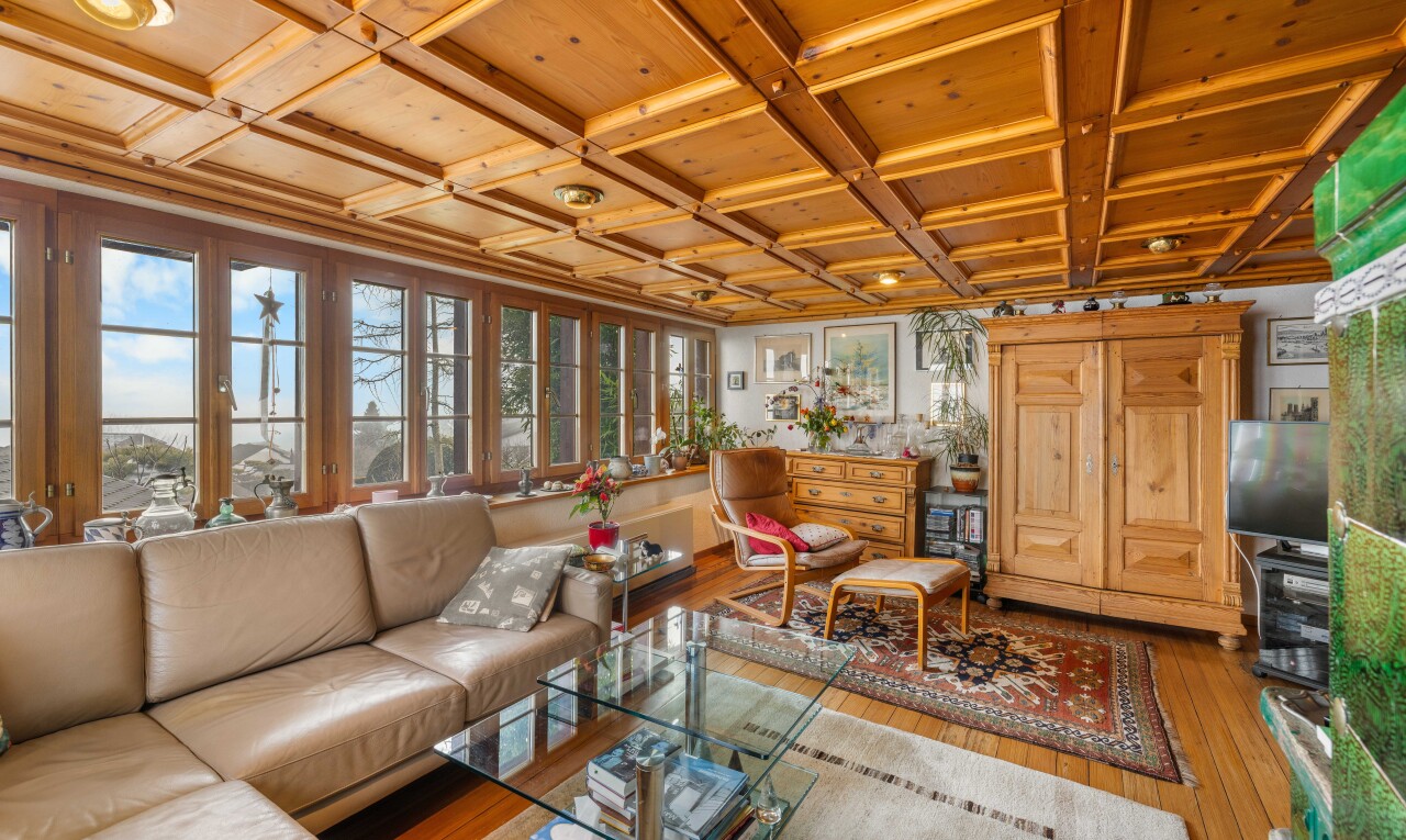 salon avec coffered ceiling, plafond à caissons, wood finish floor, sol en finition bois, et télévision