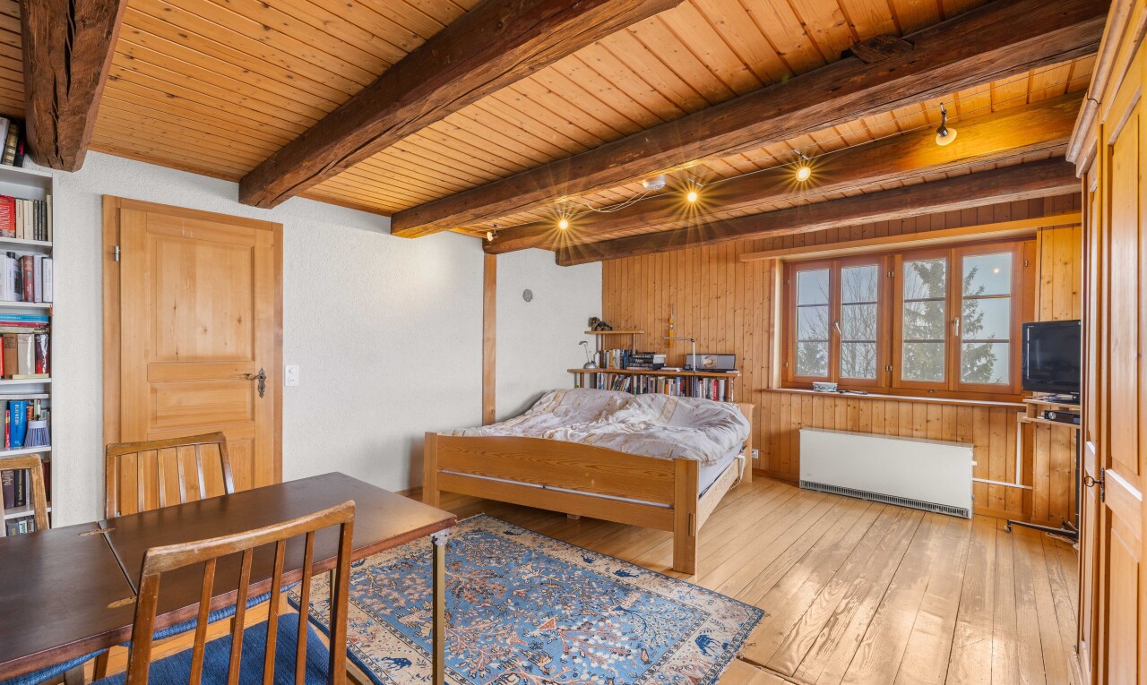 zimmer / schlafzimmer mit kühler, wood finish floor, holzfußboden, hardwood floor, und inside property