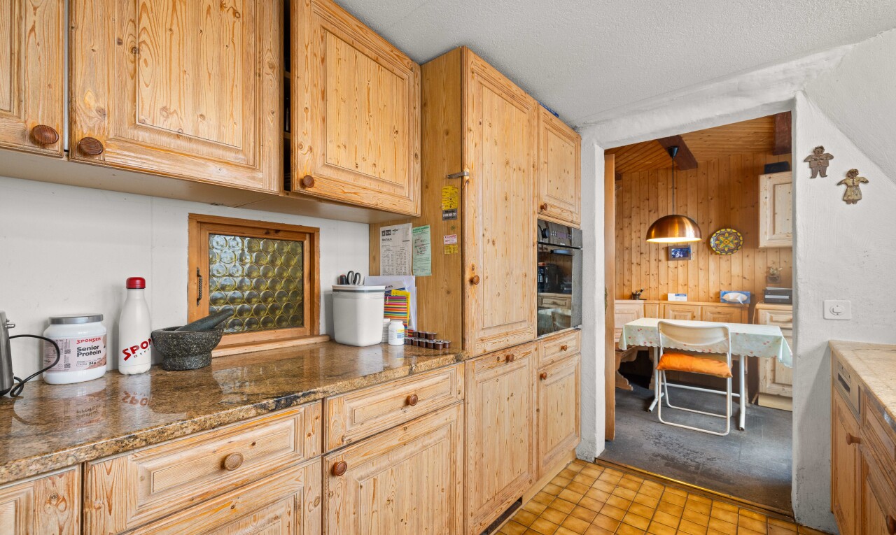 cuisine avec armoires élevées, raised cabinets, light floor, inside property, et armoires marron clair