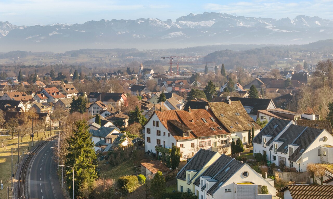 vue sur la montagne avec day time, vue résidentielle, et residential view