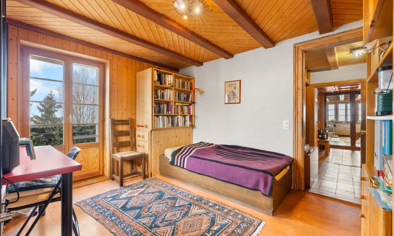 chambre avec lumière naturelle, natural light, inside property, plafond en bois, et wood ceiling