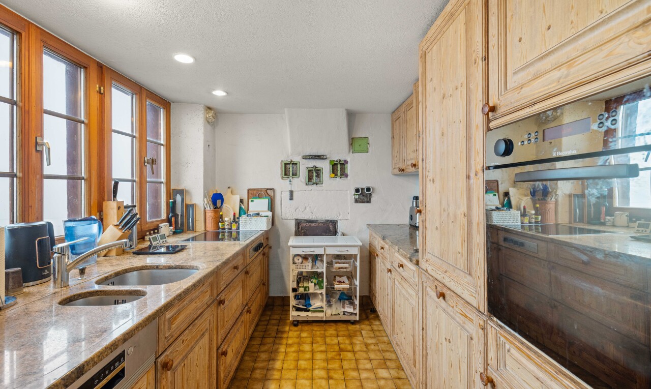 cuisine avec four, natural light, lumière naturelle, raised cabinets, et armoires élevées