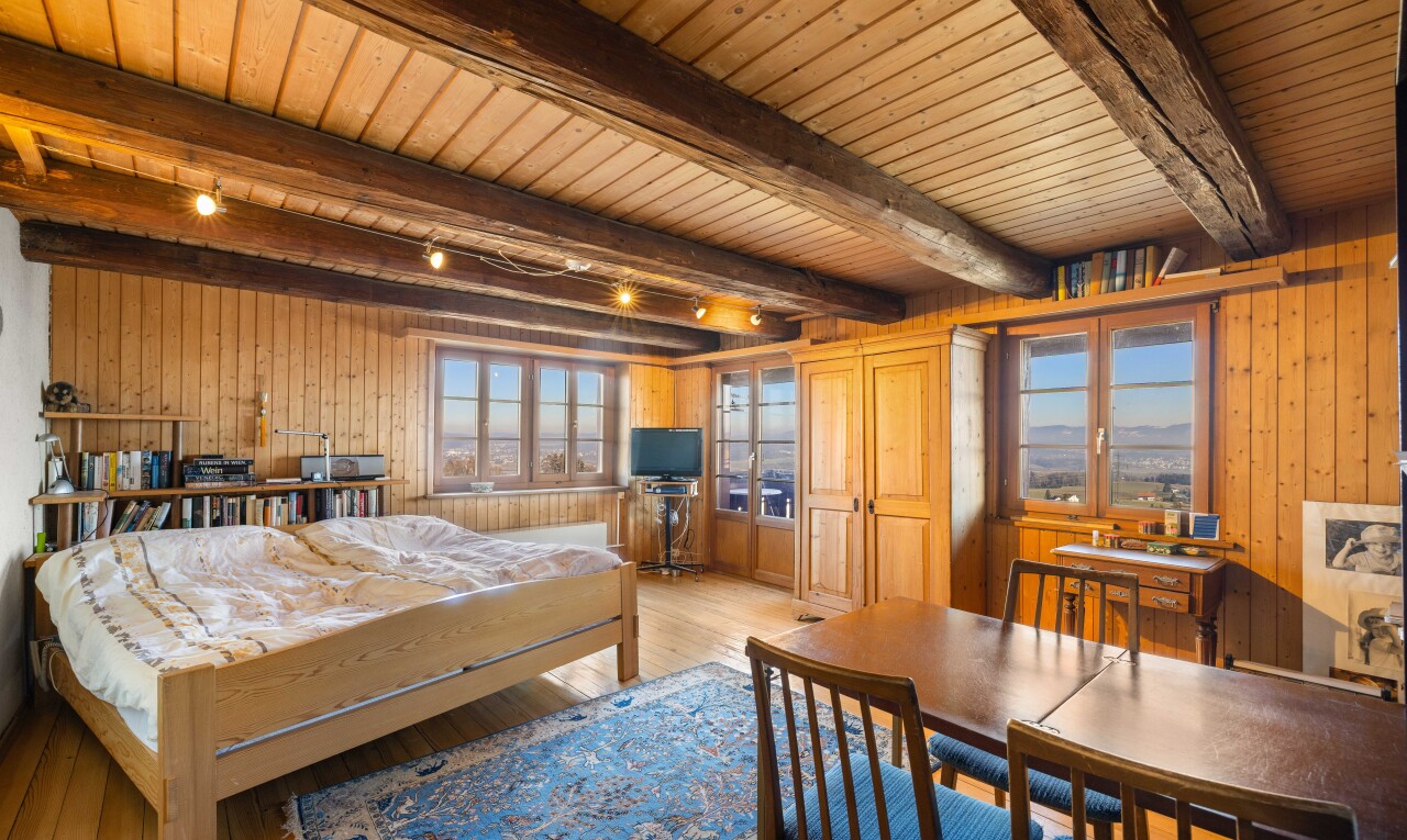 zimmer / schlafzimmer mit holzwand, wood wall, natürliches licht, natural light, und holzfußboden