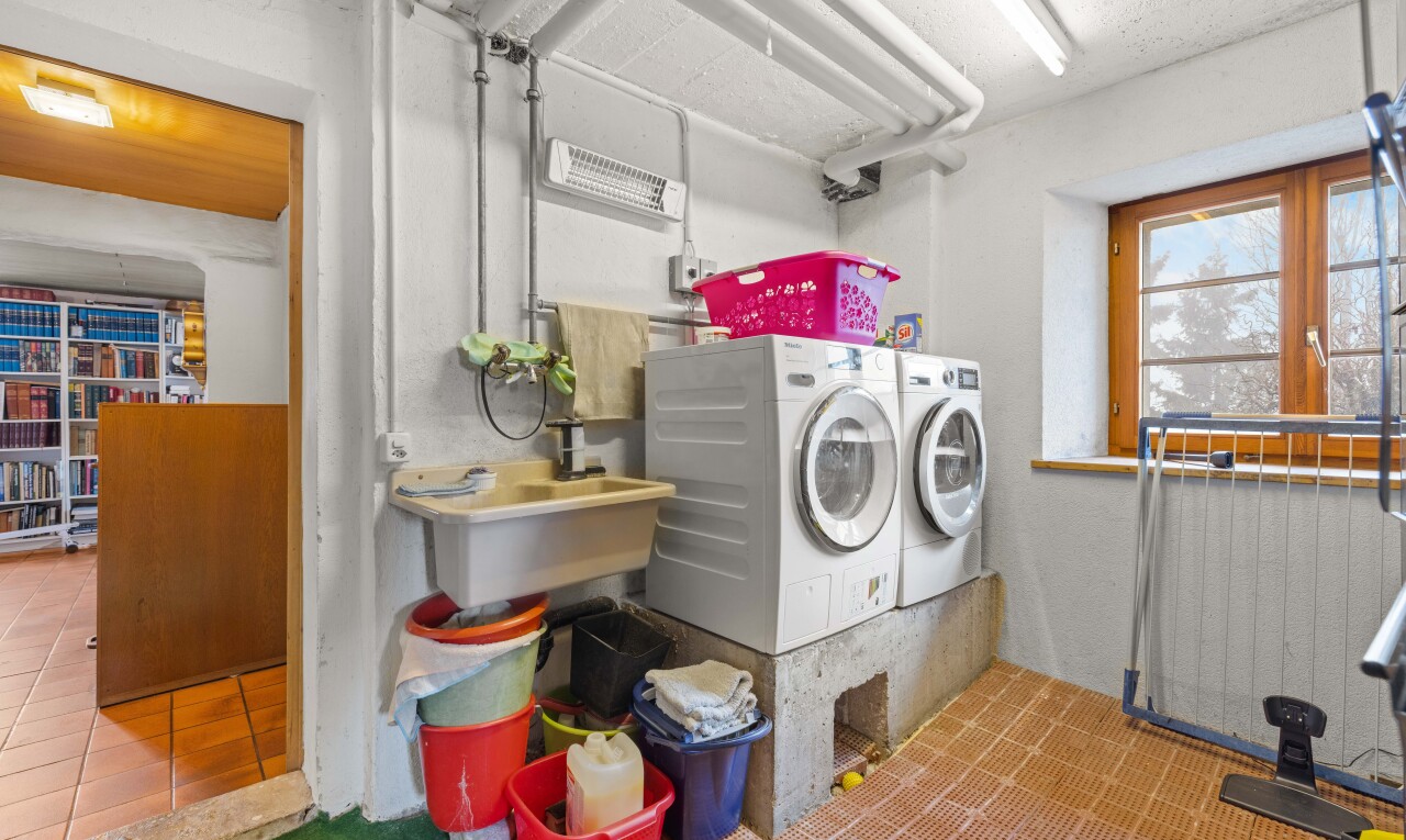 buanderie avec inside property, lave-linge et sèche-linge séparés, évier, cloison sèche, et drywall