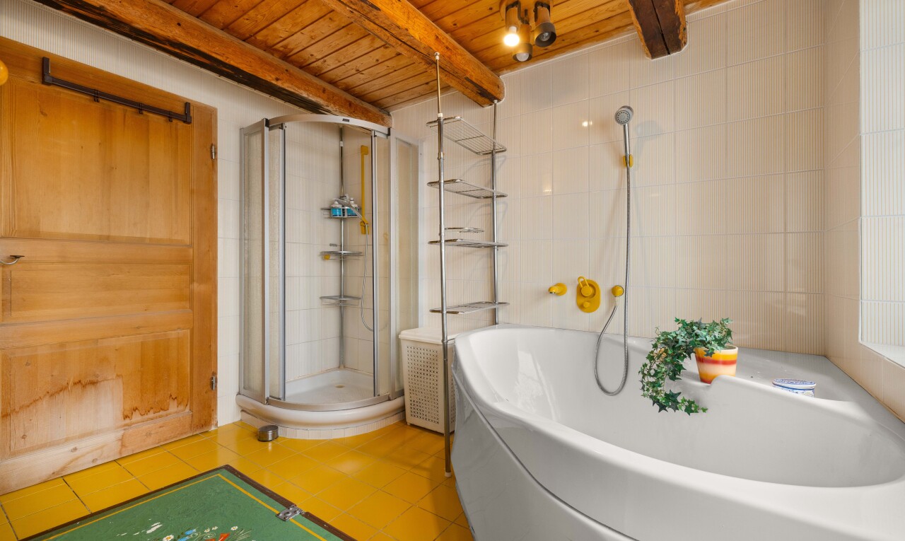 salle de bains avec douche, bain, salle de bain complète, beamed ceiling, et plafond à poutres