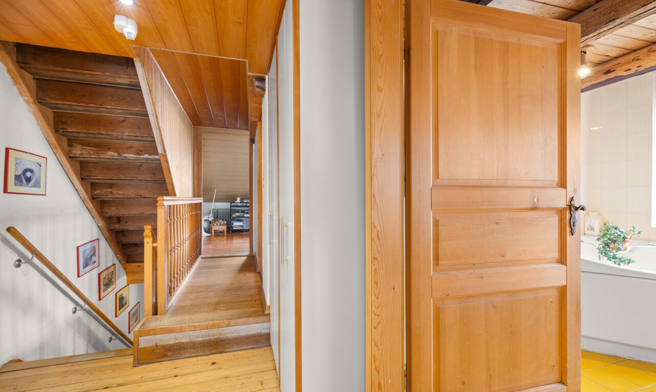 couloir avec escaliers, wood ceiling, plafond en bois, palier à l'étage, et inside property