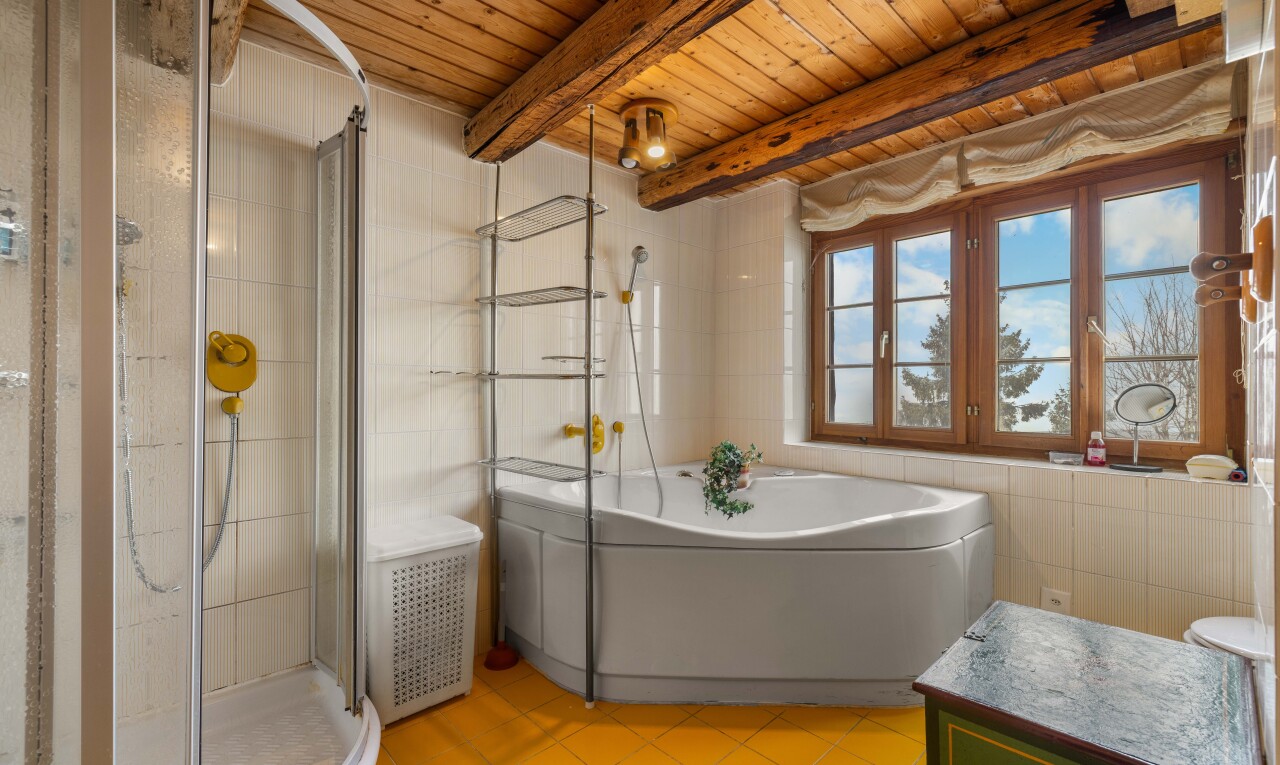 salle de bains avec douche, bain, mur en carrelage, tile wall, et salle de bain complète