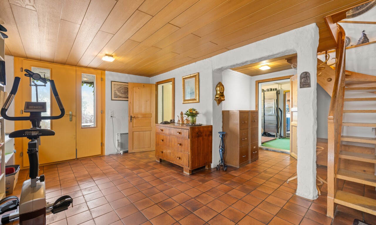 gym avec plafond en bois, wood ceiling, inside property, lumière naturelle, et natural light