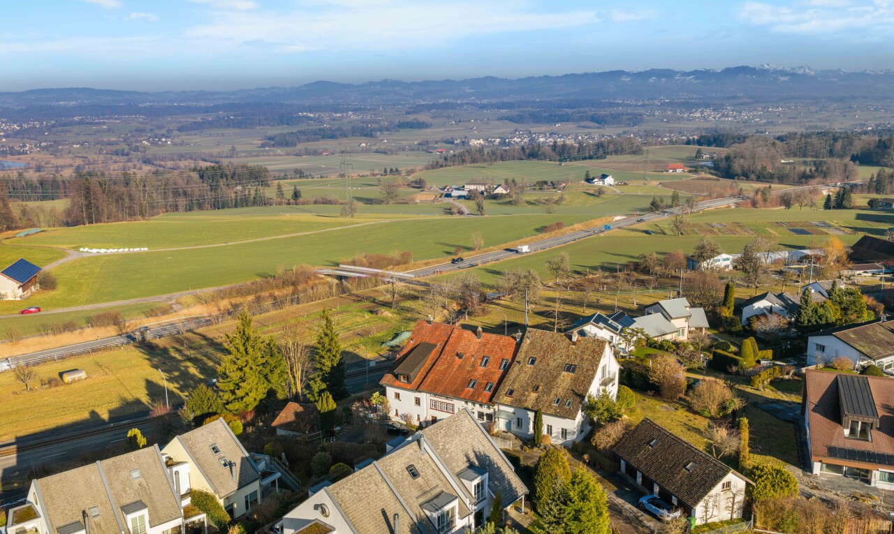 vue sur la montagne avec residential view, vue résidentielle, aerial view, et day time