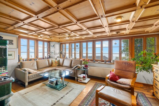 salon avec day time, plafond à caissons, coffered ceiling, sol en finition bois, et wood finish floor