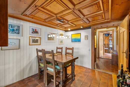 salle à manger avec coffered ceiling, plafond à caissons, inside property, wood wall, et mur en bois