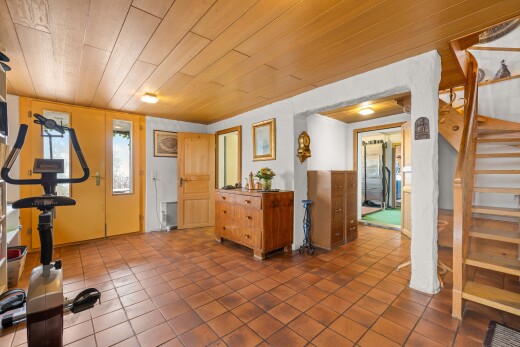 gym avec plafond en bois, wood ceiling, inside property, lumière naturelle, et natural light