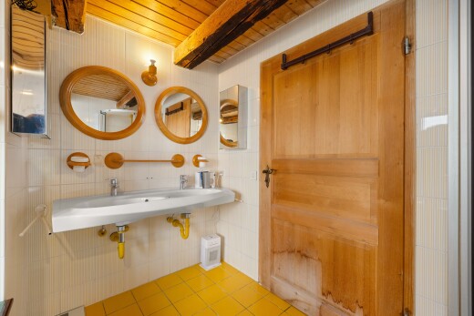 salle de bains avec miroir, plafond en bois, wood ceiling, évier, et sol en carrelage