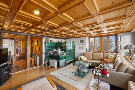 salon avec coffered ceiling, plafond à caissons, inside property, télévision, et wood finish floor