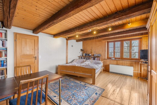 chambre avec radiateur, wood finish floor, sol en finition bois, hardwood floor, et inside property