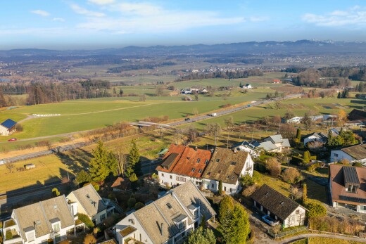 vue sur la montagne avec residential view, vue résidentielle, aerial view, et day time