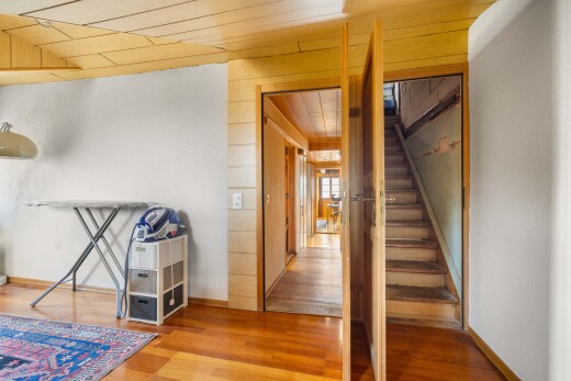 escaliers avec escaliers, plafond en bois, wood ceiling, inside property, et sol en finition bois