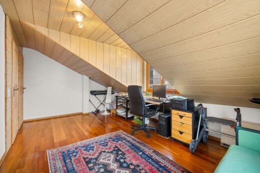bureau avec plafond en bois, wood ceiling, pièce supplémentaire, plafond voûté, et vaulted ceiling