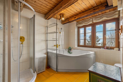 salle de bains avec douche, bain, mur en carrelage, tile wall, et salle de bain complète