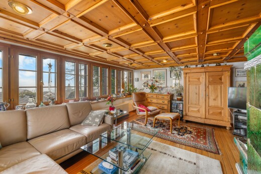 salon avec coffered ceiling, plafond à caissons, wood finish floor, sol en finition bois, et télévision