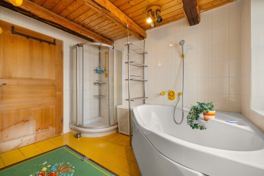 salle de bains avec douche, bain, salle de bain complète, beamed ceiling, et plafond à poutres
