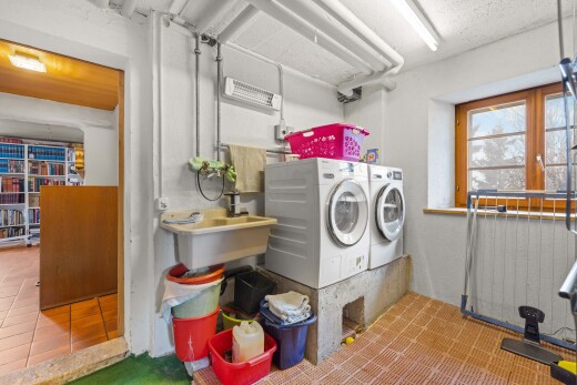 buanderie avec inside property, lave-linge et sèche-linge séparés, évier, cloison sèche, et drywall