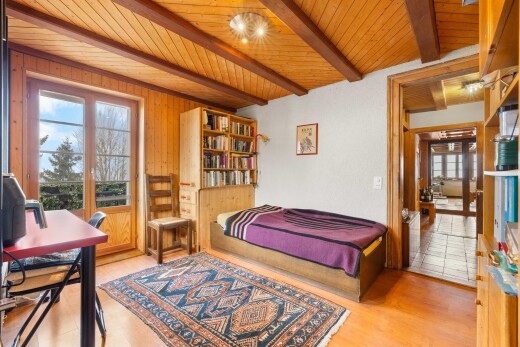 chambre avec lumière naturelle, natural light, inside property, plafond en bois, et wood ceiling