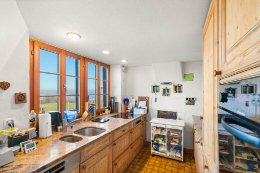 cuisine avec four, inside property, light countertops, stone countertops, et plans de travail en pierre