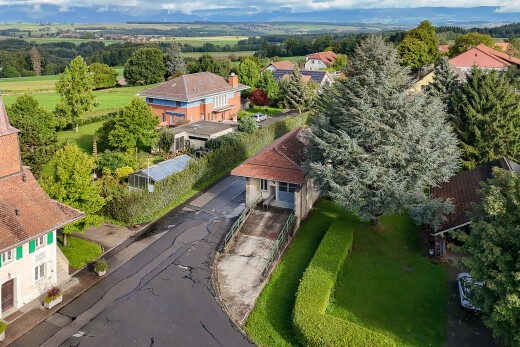 außenansicht mit day time, auffahrt, rasen, wohngebietblick, und residential view
