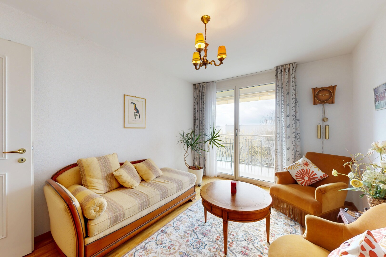 living area featuring hanging lights and wood finished floors