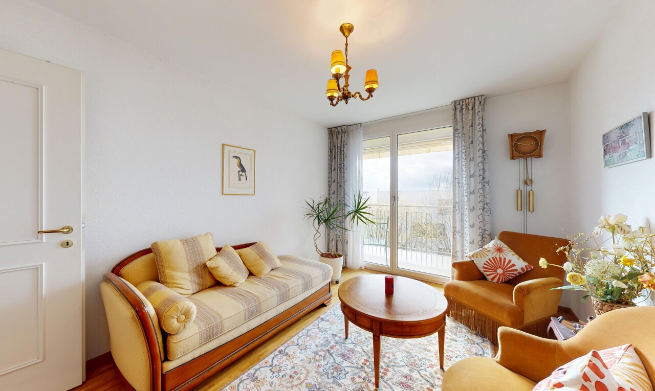 living area featuring hanging lights and wood finished floors